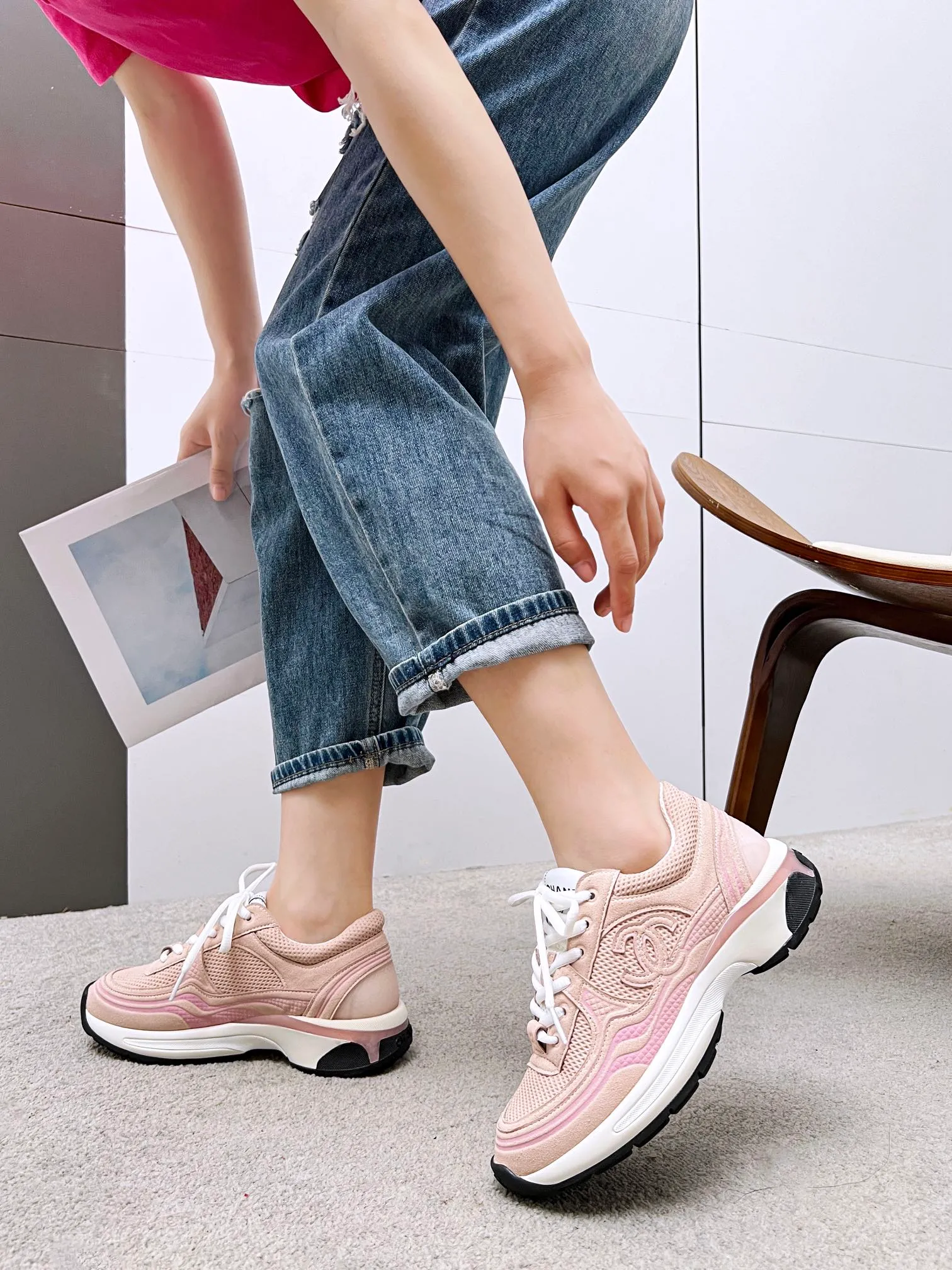 👟👟Ex-factory price 640👟👟 chanel Chanel 2024 early spring vacation series latest casual sports shoes silver white, gold white, silver gray, black and red! Incomparably beautiful and easy to wear, very light, the lining is also super soft, super comfortable, the upper is breathable, the color is high-end and durable, versatile. Upper: cowhide and cloth stitching. Inner: breathable mesh. Original foam combination outsole. Size: 35-40.